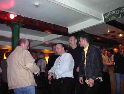Crowd at Kingsize 3a.jpg (10516 bytes)